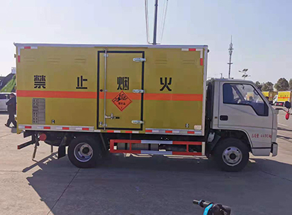 金阳爆破器材运输车工人安全操作规范与智能技术保障